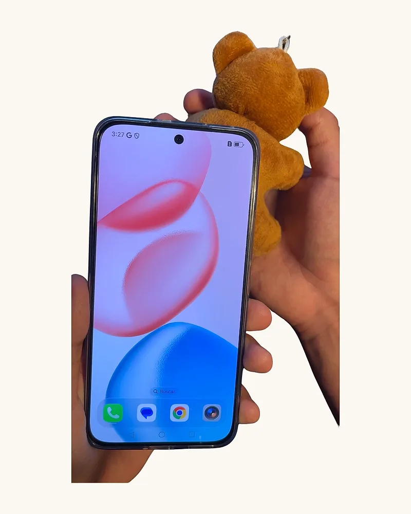 El celular acercándose al peluche.